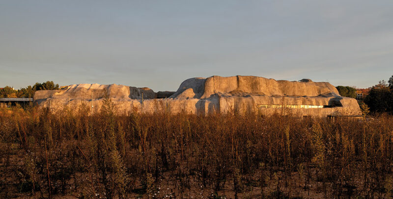 Façade Sud vue depuis la plaine - Photo © Lisa Ricciotti