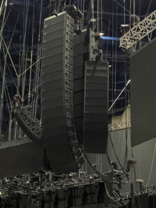 Line array GSL d&b audiotechnik, tournée d’Angèle, AccorHotels Arena - Photo © Matthieu Le Failler