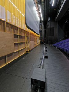 L’avant-scène, châssis, tentures, écran