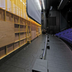 L’avant-scène, châssis, tentures, écran