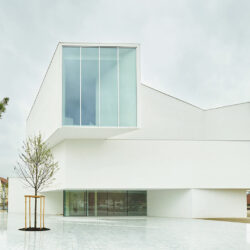 Théâtre Théodore Gouvy, Freyming-Merlebach : entrée publique, façade Est - Photo © Eugeni Pons