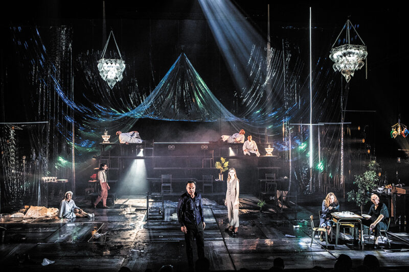 Lumière + bâches plastiques = eau