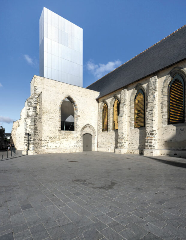 La tour signal, parvis Sainte-Anne - Photo © J.-F. Mollière