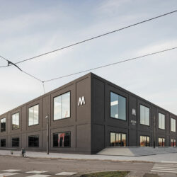 Le parvis et son entrée publique - Photo © Charly Broyez