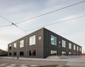 Le parvis et son entrée publique - Photo © Charly Broyez
