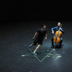 Mitten wir im Leben sind/Bach6Cellosuiten de A. T. De Keersmaeker/J.-G. Queyras - Photo © Anne Van Aerschot