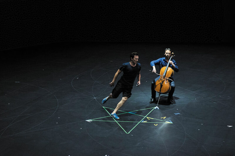 Mitten wir im Leben sind/Bach6Cellosuiten de A. T. De Keersmaeker/J.-G. Queyras - Photo © Anne Van Aerschot