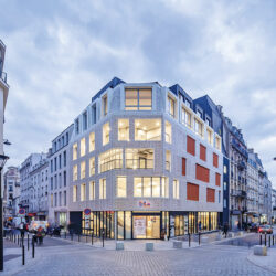 Implantation à l’angle de la rue Myrha - Photo © Luc Boegly - Agence Engasser & associés