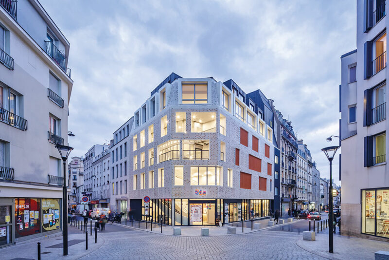 Implantation à l’angle de la rue Myrha - Photo © Luc Boegly - Agence Engasser & associés