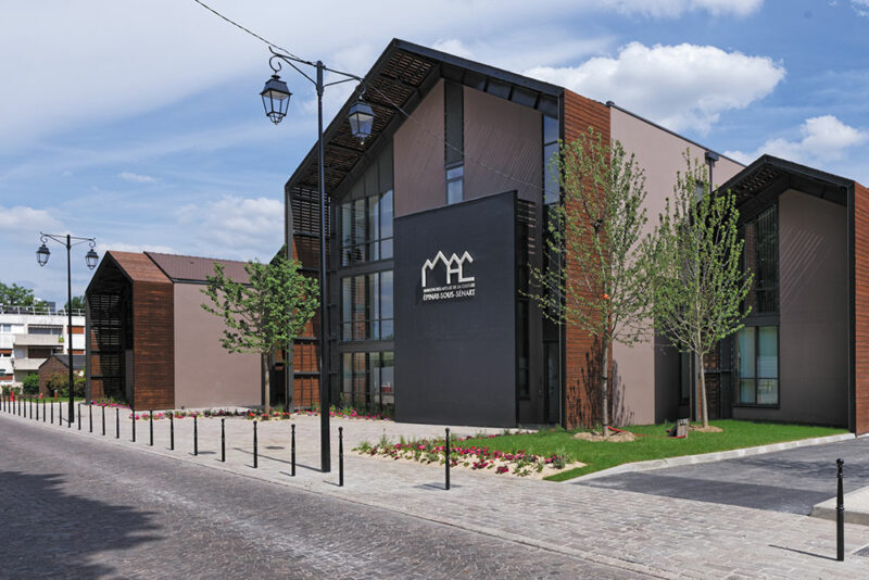 Façade Nord, accès associatif, entrée des artistes