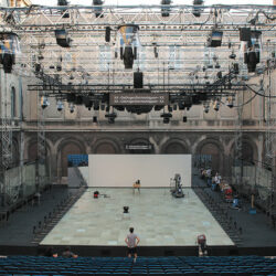 L’espace scénique dans la cour du lycée Saint-Joseph - Photo © Gabriel Guenot