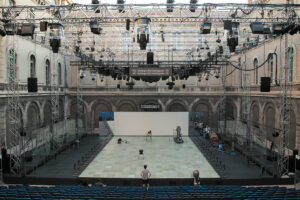 L’espace scénique dans la cour du lycée Saint-Joseph - Photo © Gabriel Guenot