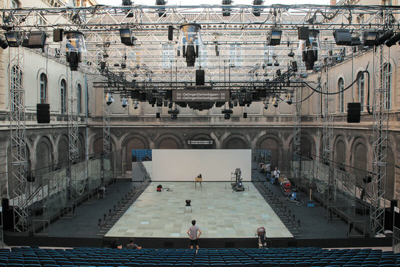 L’espace scénique dans la cour du lycée Saint-Joseph - Photo © Gabriel Guenot