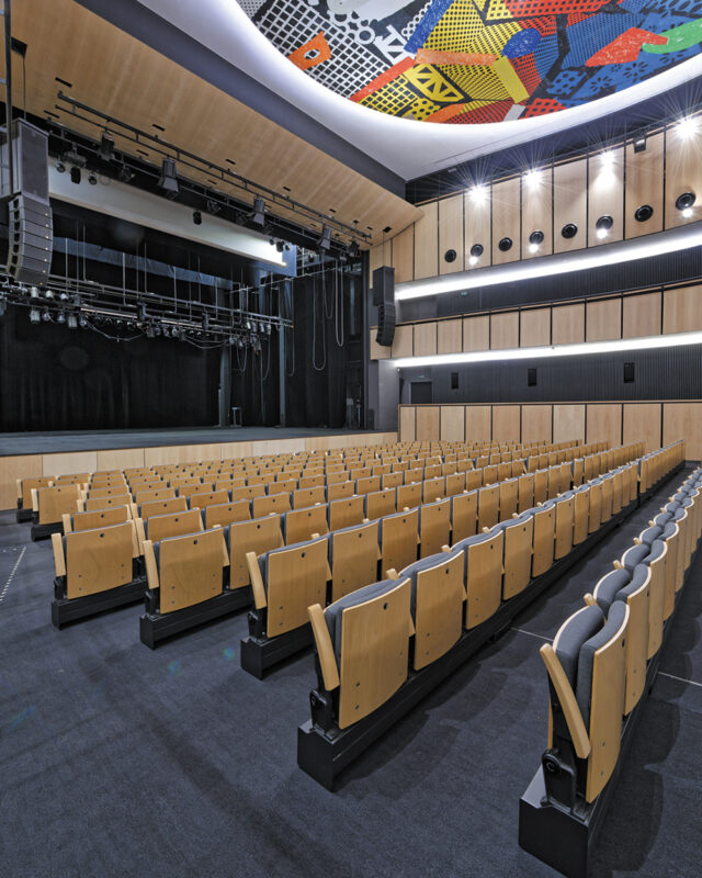 Parterre reconfigurable assis debout, pente 5 %