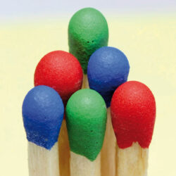 Allumettes aux couleurs RGB - Photo © Robert C.