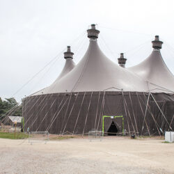 Le grand chapiteau : 22 m de haut, 40 m de diamètre, 1 300 places