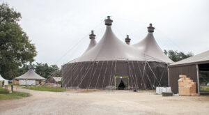Le grand chapiteau : 22 m de haut, 40 m de diamètre, 1 300 places