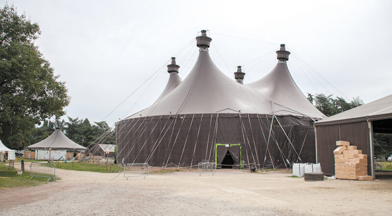 Le grand chapiteau : 22 m de haut, 40 m de diamètre, 1 300 places