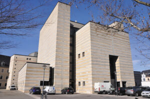 Façade Est, entrée principale