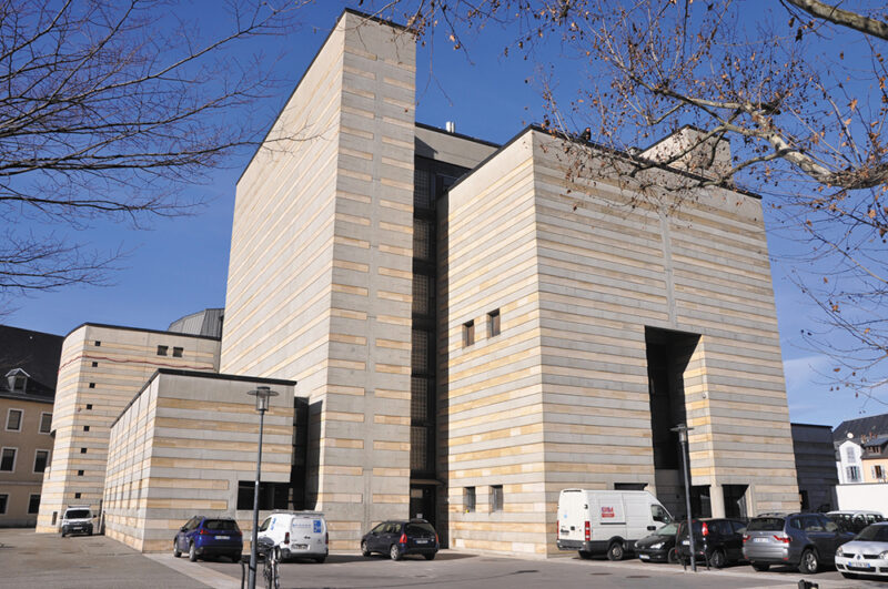 Façade Est, entrée principale 