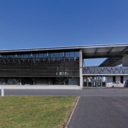 Le parvis et la façade principale