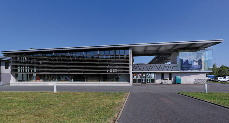 Le parvis et la façade principale