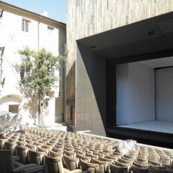 Le cadre de scène et les enceintes très discrètes - Photo © François Vatin