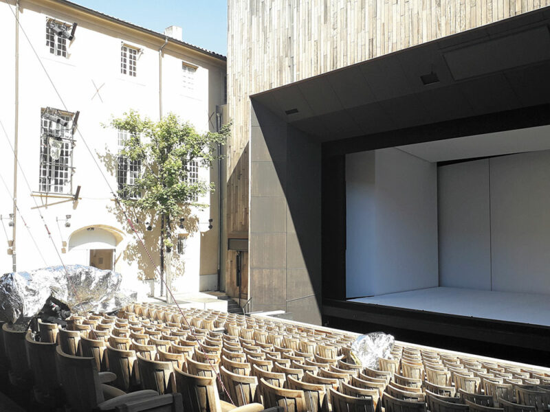 Le cadre de scène et les enceintes très discrètes - Photo © François Vatin