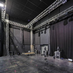 Espace scénique, truss de scène autoporté