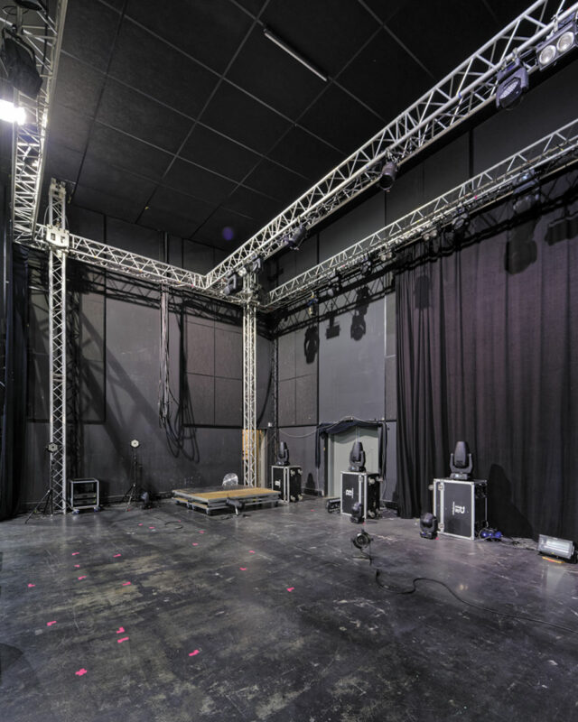 Espace scénique, truss de scène autoporté