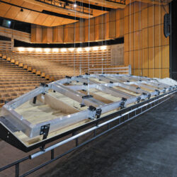 Grand abat-son mobile traversant