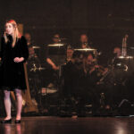 Élise Chauvin avec l'orchestre derrière le tulle - Photo © Pierre Gondard