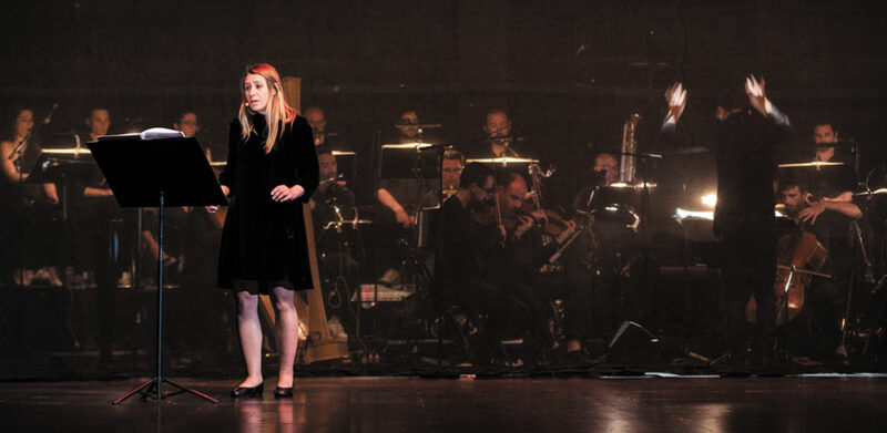 Élise Chauvin avec l'orchestre derrière le tulle - Photo © Pierre Gondard