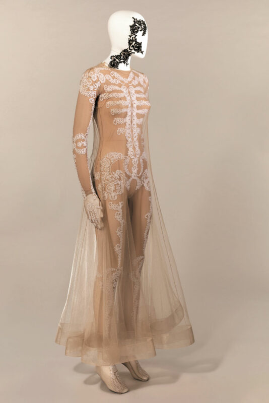 Costume de Riccard Tisci/Givenchy pour Boléro, chorégraphie de Sidi Larbi Cherkaoui et Damien Jalet. Opéra national de Paris, 2013 - Photo © CNCS/Florent Giffard