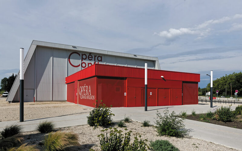 Parvis et entrée publique