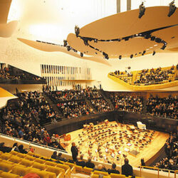 Le gradin de l'orchestre, la canopée et l'orgue avec ses volets ouverts