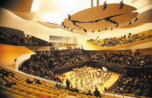 Le gradin de l'orchestre, la canopée et l'orgue avec ses volets ouverts