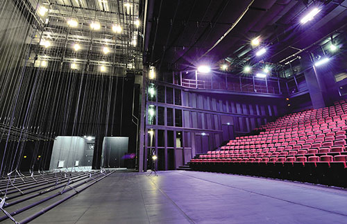 Le TNP à Villeurbanne - Vue de la grande salle, côté Cour avec sur l’espace monte camion et vers le fond de scène, un espace de rangement - Photo © Patrice Morel