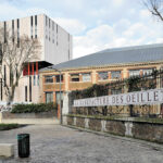 Parvis extérieur, construction neuve pour l’arrière-scène