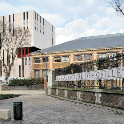 Parvis extérieur, construction neuve pour l’arrière-scène