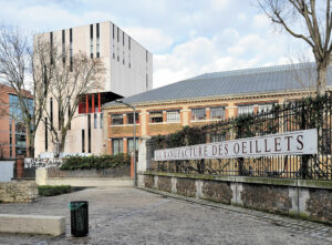 Parvis extérieur, construction neuve pour l’arrière-scène