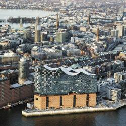 Vue aérienne de la toiture en forme de voile - Photo © Maxim Schulz