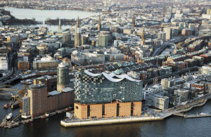 Vue aérienne de la toiture en forme de voile - Photo © Maxim Schulz