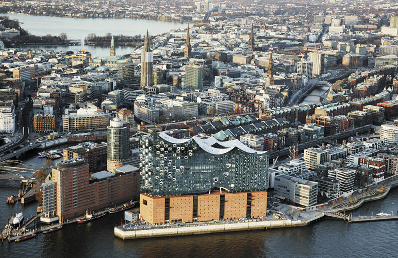 Vue aérienne de la toiture en forme de voile - Photo © Maxim Schulz