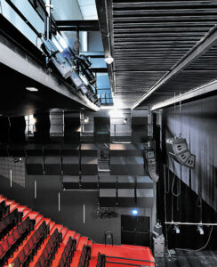 Installations au niveau du gril du proscenium, 1ère passerelle transversale à 30° (théâtre)