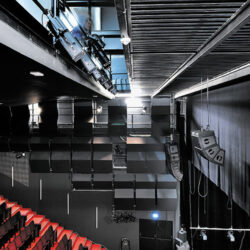 Installations au niveau du gril du proscenium, 1ère passerelle transversale à 30° (théâtre)