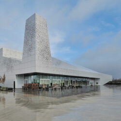 Accès principal et son parvis