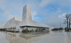 Accès principal et son parvis