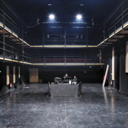 Grande salle, passerelles, régie en salle