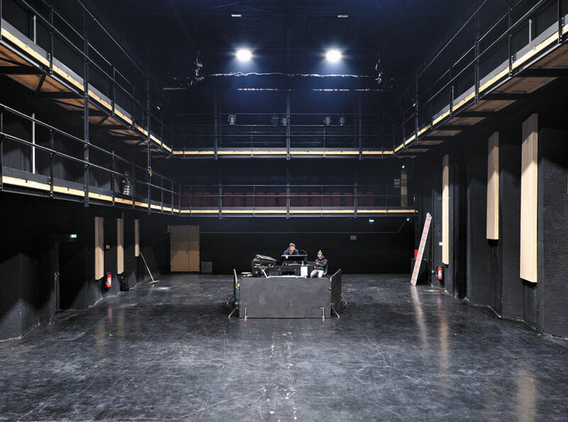 Grande salle, passerelles, régie en salle